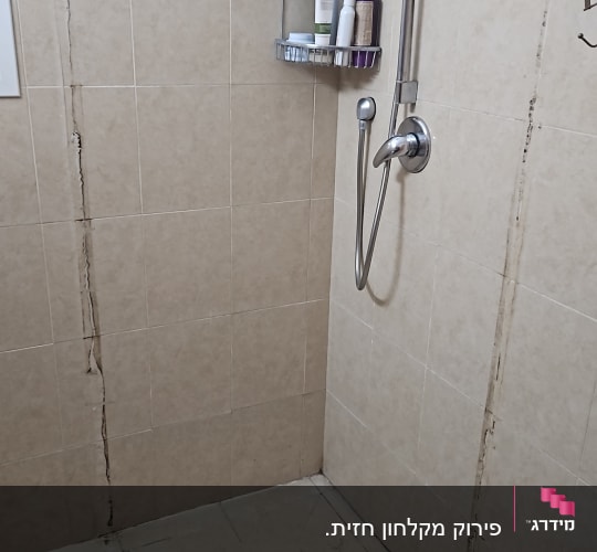 מקלחת עם ראש מקלחת ומדף עם מוצרי טיפוח